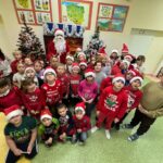 Pamiątkowe zdjęcie uczniów klas I - III z Mikołajem