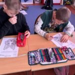 Uczniowie uczestniczą w projekcie - Psia Lekcja - kolorowanka