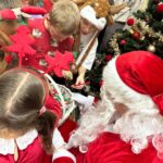 Mikołaj rozdaje upominki