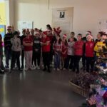 Uczniowei klas starszych oczekują na przybycie Mikołaja