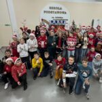 Pamiątkowe zdjęcie uczniów klas IV-VIII z Mikołajem