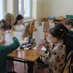 Uczniowie na zajęciach plastycznych