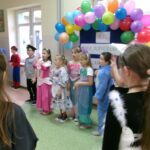 Uczniowie klas I-III podczas balu karnawałowego