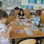 Uczennice na zajęciach plastycznych tworzą ozdoby