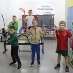 Chłopcy na na zajęciach sportowych