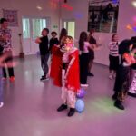 Uczniowie klas IV-VIII podczas balu karnawałowego - tańce