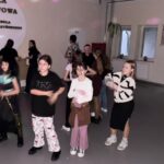 Uczniowie klas IV-VIII podczas balu karnawałowego