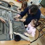 Zajęcia ceramiczne - uczennice wykonują prace w glinie