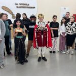 Uczniowie klas IV-VIII podczas balu karnawałowego - wybory królowej i króla balu