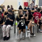 Uczniowie klas IV-VIII podczas balu karnawałowego - zabawa z krzesłami