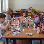 Dziewczęta tworzą przestrzenne zwierzątka.