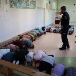 Policjan udziela praktycznych wskazówek