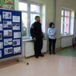 Pani Dyrektor dziękuje policjantowi za spotkanie