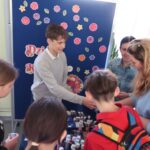 Loteria z okazji Dnia Kobiet - odbieranie upominków.