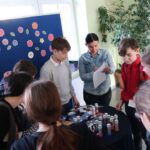 Loteria z okazji Dnia Kobiet - odbieranie upominków.