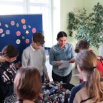 Loteria z okazji Dnia Kobiet - odbieranie upominków.