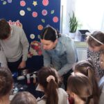 Loteria z okazji Dnia Kobiet - odbieranie upominków.