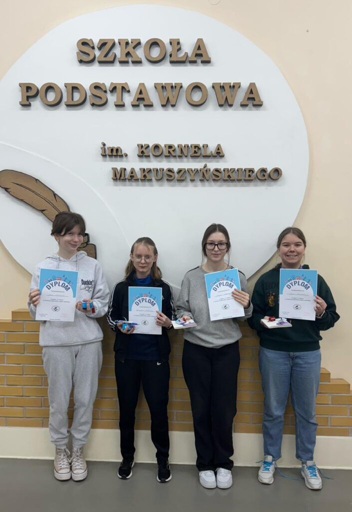 Uczennice z dyplomami 