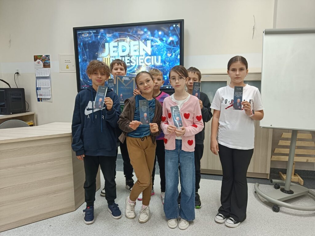 Uczniowie klasy IV - pamiątkowe zdjęcie po turnieju "Jeden z 10"