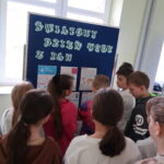 Klasa IV zapoznaje się z gazetką w holu głównym