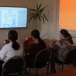 Uczniowie starszeje klasy uczestniczą w prezentacji