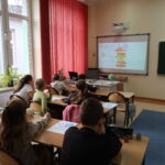 Uczniowie oglądają prezentację