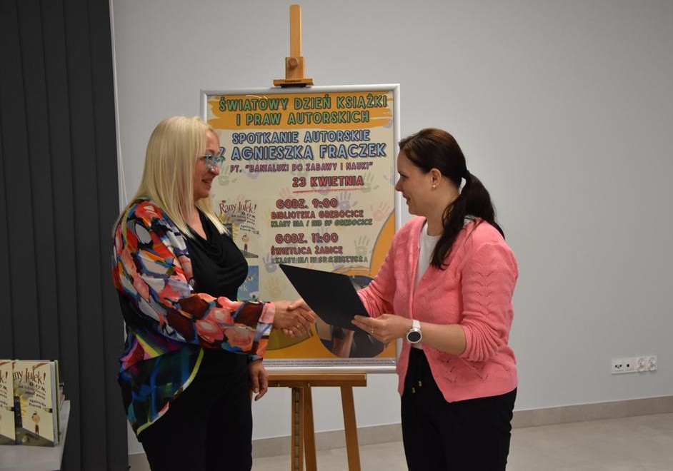 Nauczycielka przekazuję podziękowania pisarce. 