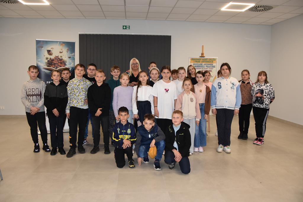 Zdjęcie pamiątkowe uczniów z pisarką. 