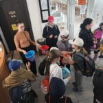 Wyjącie na plażę - rozdawanie wiader i łopatek