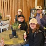 Uczniowie kl. III w lodziarni