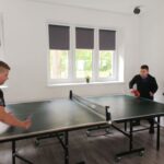 Uczniowie grają w pin-ponga