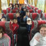 Uczniowie w autobusie jadą do Szczecina