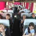 Uczniowie jadą autobusem na wycieczkę