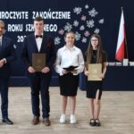 Pan Wójt i Uczniowie nagrodzeni za najwyższe średnie w szkole