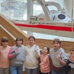 Uczniowie na tle statku