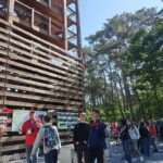 Wieża widokowa - uczniowie ustawiają się do wejścia