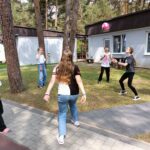 Gra w piłkę przy ośrodku