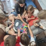 Zajęcia w podgrupach -dziewczęta robią bransoletki