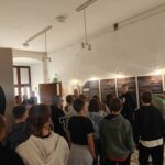 Uczniowie w muzeum słuchają prelekcji