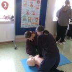 Uczennice wykonujące RKO