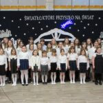 Chór szkolny śpiewa pastorałkę w czasie przedstawienia świątecznego.