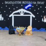 Uczennica śpiera pastorałkę "Mario czy już wiesz?"