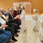 Młodzi aktorzy przekazują światło gościom.