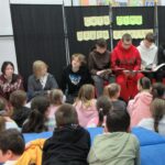 Klasa 8 czyta młodszym uczniom książki K. Makuszyńskiego