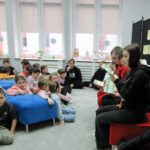 Klasa 8 czyta młodszym uczniom książki K. Makuszyńskiego