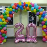 Girlanda z kolorowych balonów i cyfra 20